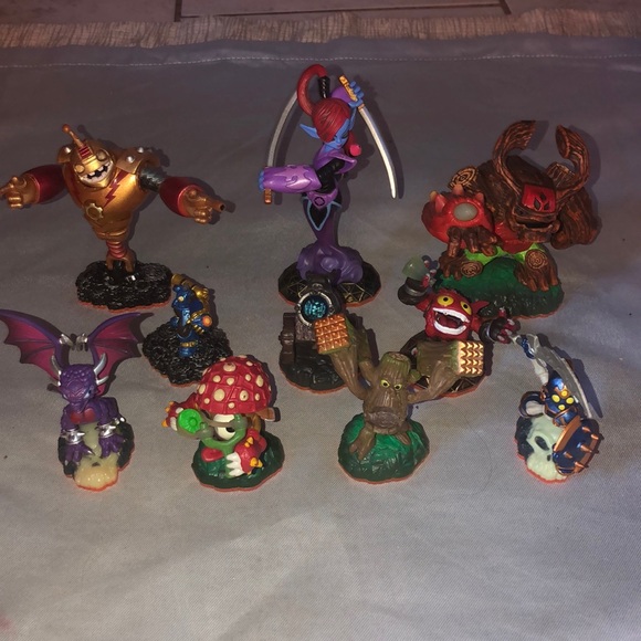 Skylanders Giants figures w/ organizer box - Picture 2 of 8